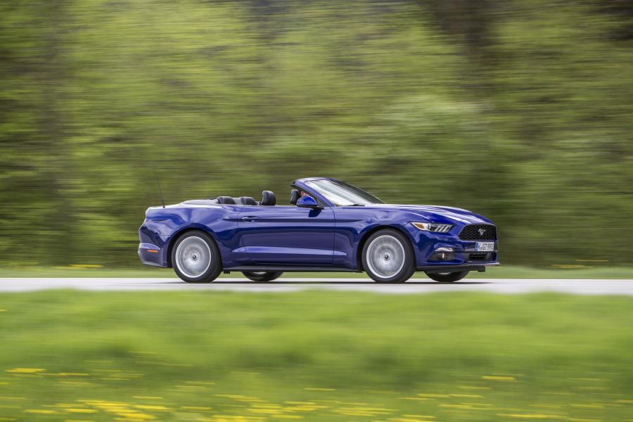  Ford Mustang EcoBoost Convertible 2015 года  (EU) (фото 7 из 10)